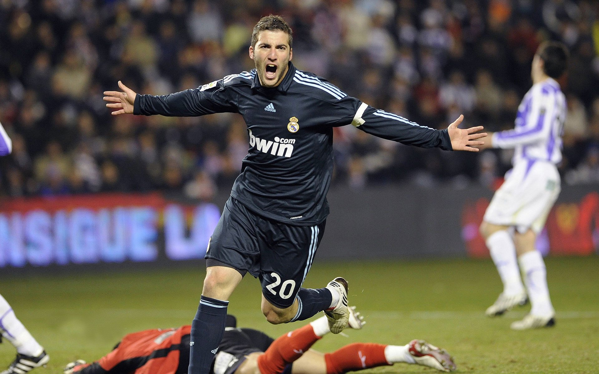 五大联赛比赛中是否越来越多采用双边路突破战术,双边路体系