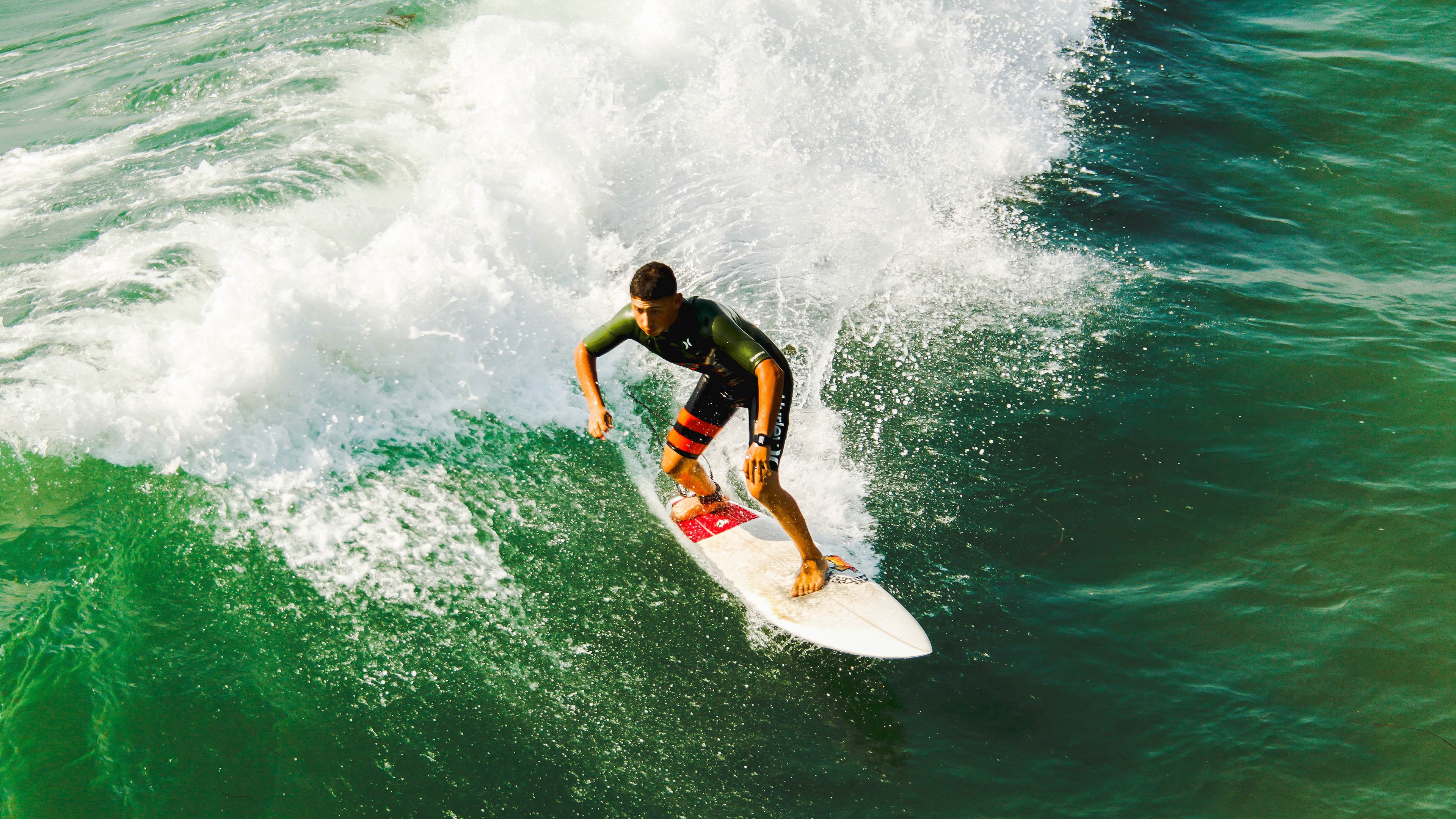 自由泳冲刺阶段技术动作更有力，自由泳短距离冲刺